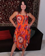 American Mature Carrie playing with her pussy