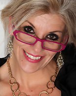 Mature blonde babe Sierra Smith exposes her perfect smooth pussy.